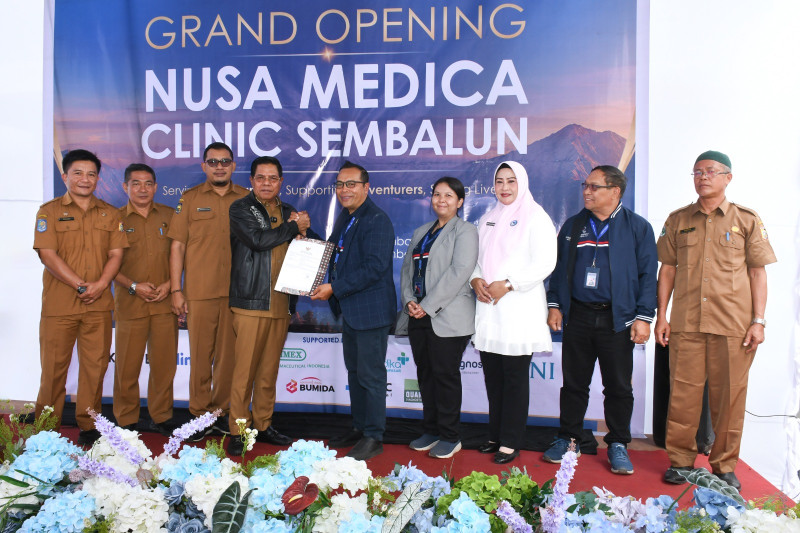 Foto Bersama Antara Bupati Lotim, Drs. H. Haerul Warisin, M.Si dengan Pengelola Nusa Medica Clinic Sembalun, Saat Acara Grand Opening, Senin (22/6/2026) (PKP Lotim) Foto Bersama Antara Bupati Lotim, Drs. H. Haerul Warisin, M.Si dengan Pengelola Nusa Medica Clinic Sembalun, Saat Acara Grand Opening, Senin (22/6/2026) (PKP Lotim)
